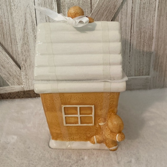 Potter’s Studio Gingerbread Canister - Picture 4 of 13
